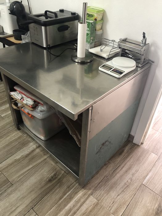 Mesa inox, usada para trabalhos de cozinha