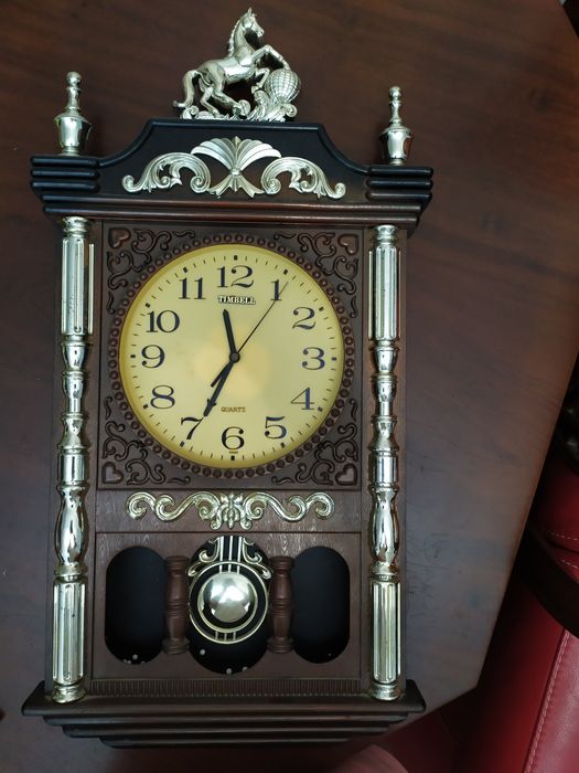 Relógio corpo de plástico, imitação de madeira.