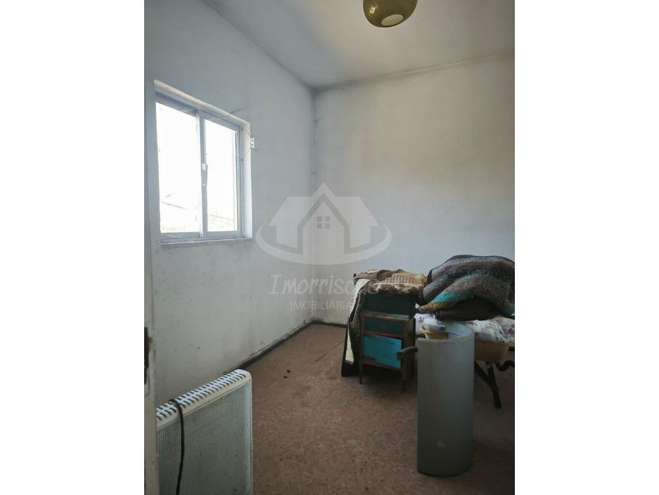 Prédio de 2 pisos para remodelação no Bairro de São João em Camarate