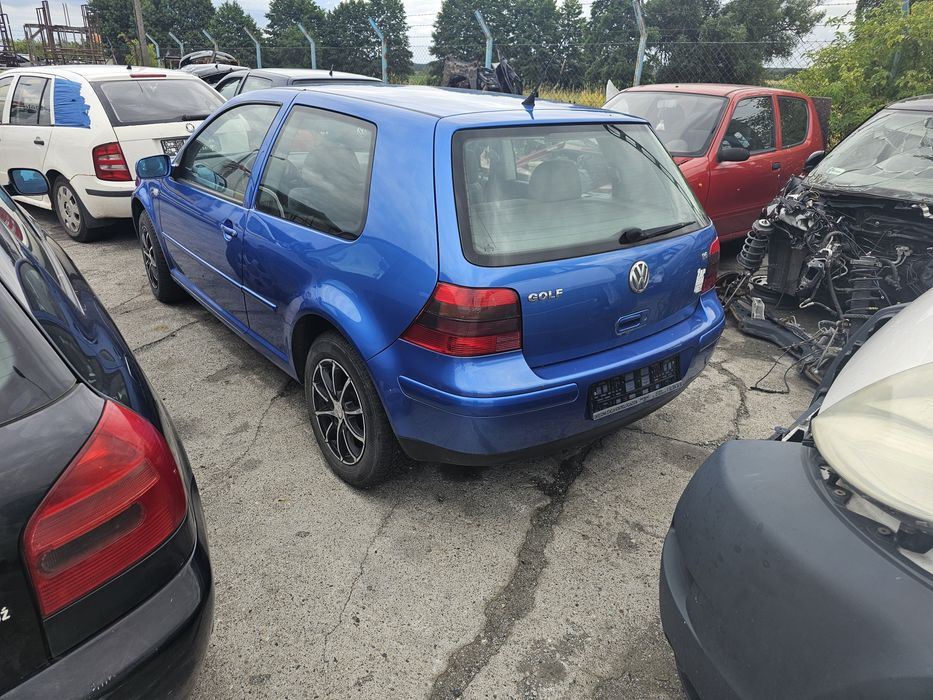 Volkswagen GOLF IV 2000r 1598 ccm 77 kW-na części