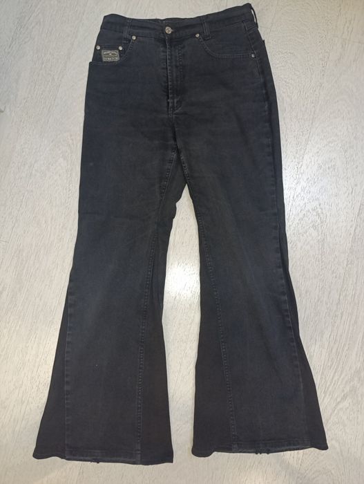 черные джинсы клеш