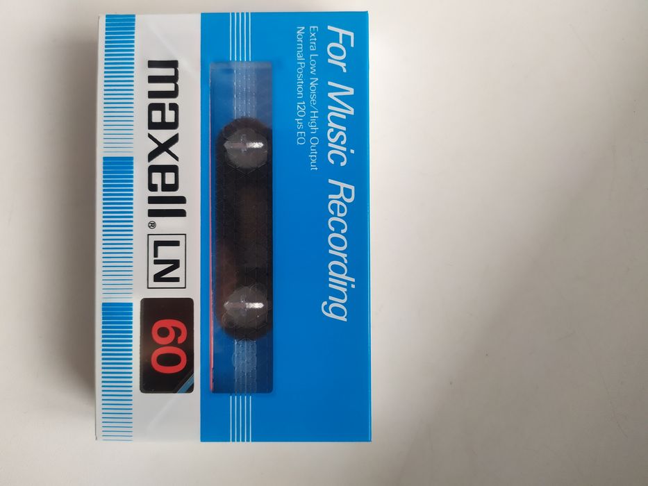 Продам новую в заводской упаковке  кассету Maxell ( Япония ) .