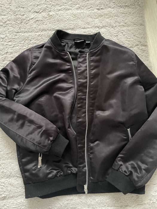 Czarna kurtka wiosenna bomberka