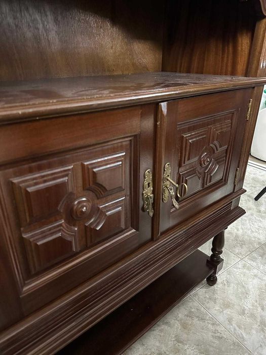 Móvel de Sala/Quarto Clássico em Madeira Maciça