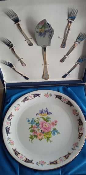 Prato para bolo com talheres
