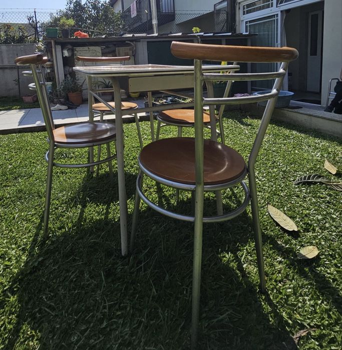 Mesa com 4 cadeiras