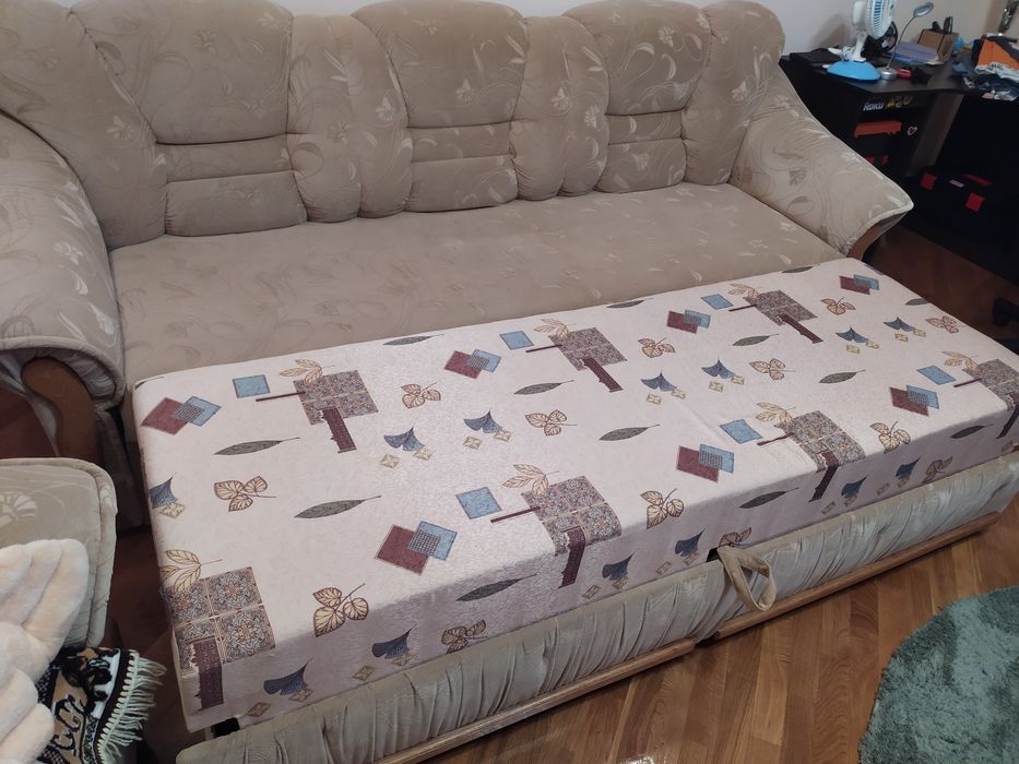 Розкладний диван і два крісла