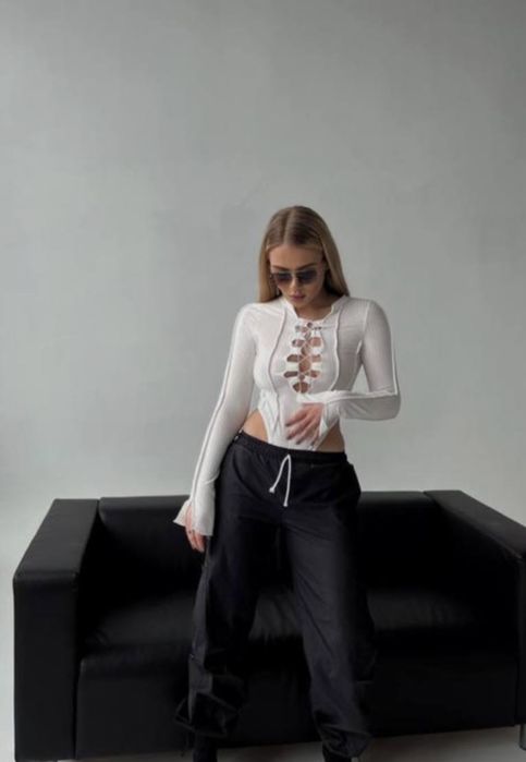 Білий бодік з затяжками