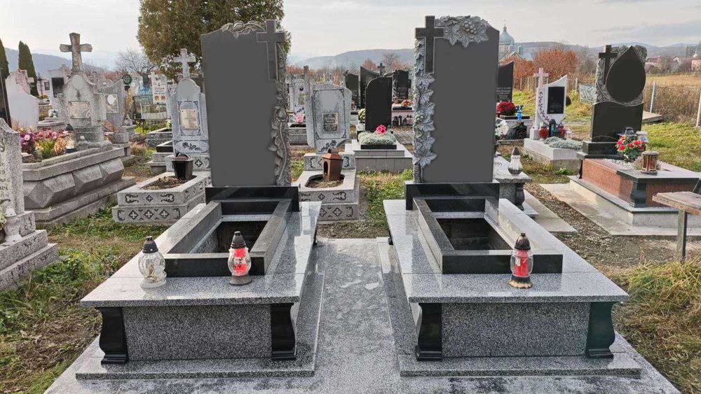Пам'ятники з граніту та крихти , підвіконня , сходи , каміни стільниці