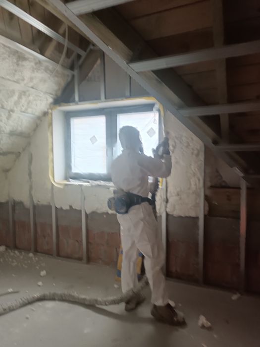 Ocieplenie piana PUR dachów stropów poddasza izolacja poliuretanowa