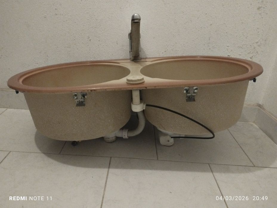Lavalouças em fibra com sifão e torneira