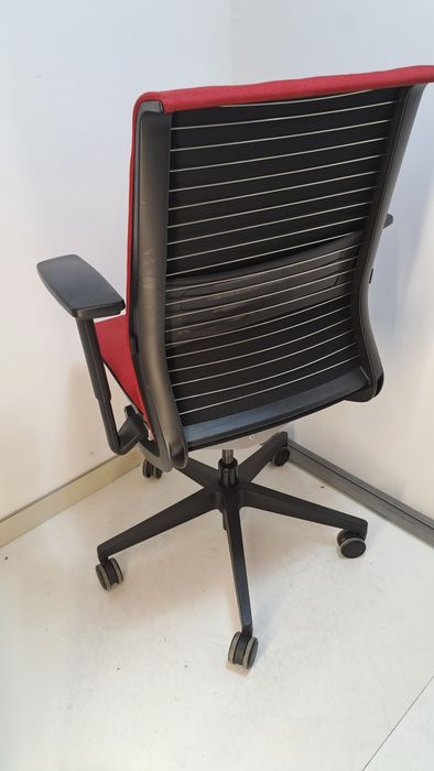 Fotel biurowy,obrotowy Steelcase Think  czerwony