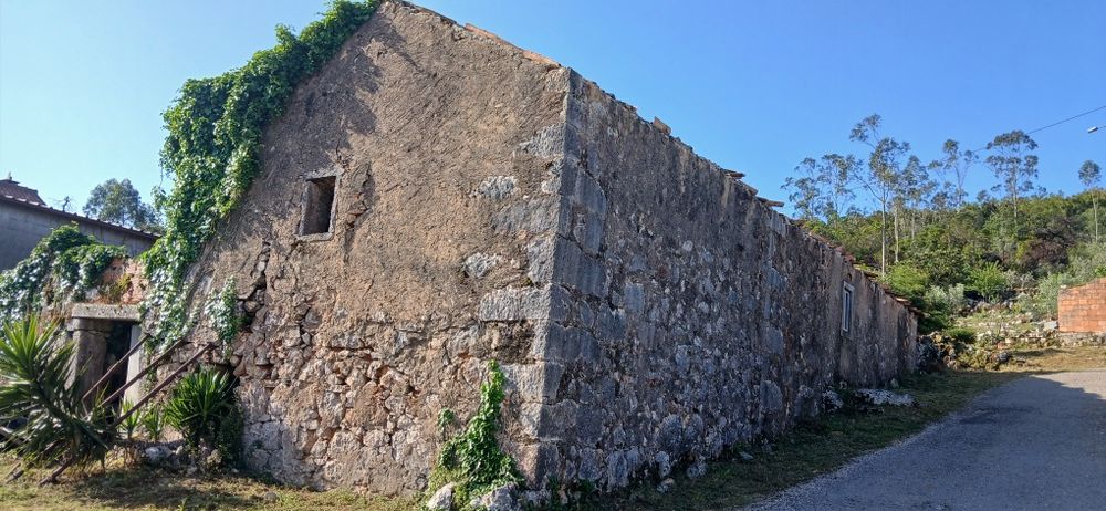 Moradia em pedra para restaurar