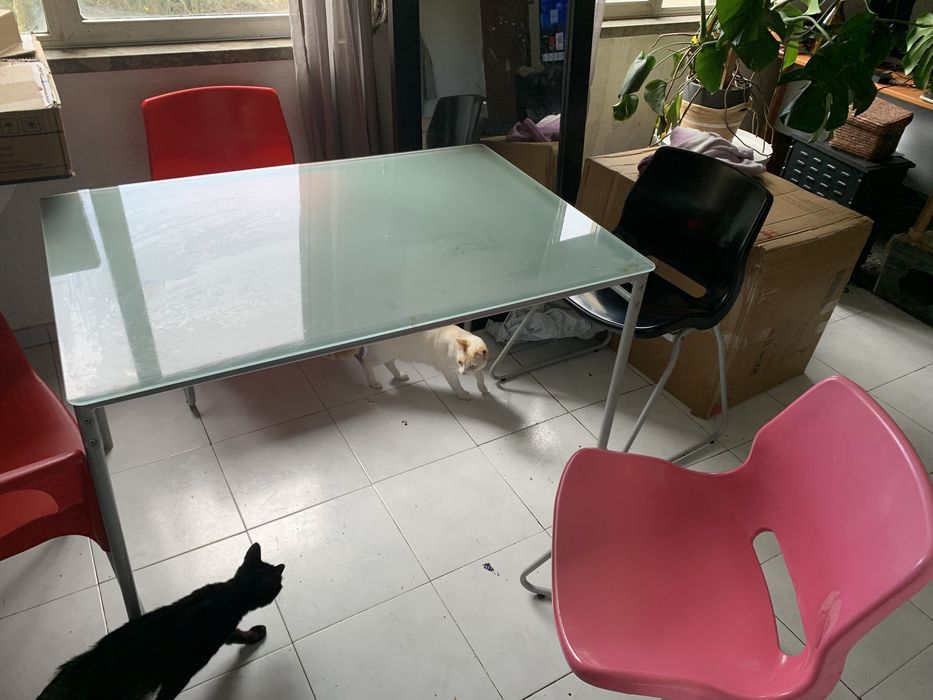 Mesa de vidro com cadeiras