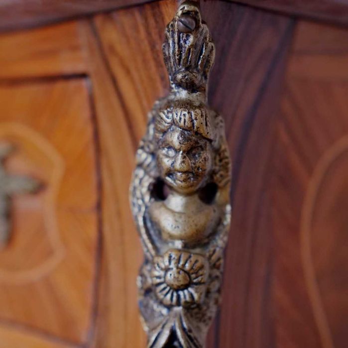 Cómoda Luís XV com 5 gavetas e tampo em mármore