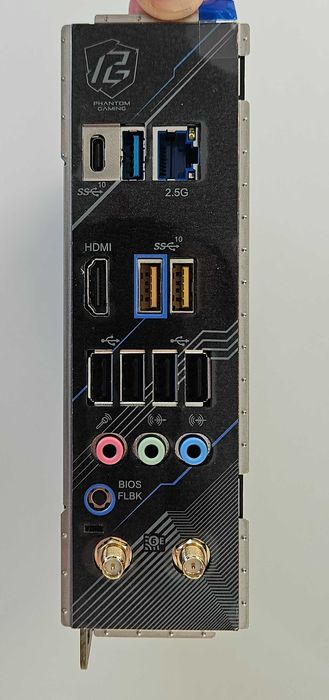 ASRock B650I Lightning WiFi + AMD Ryzen 7 9700X