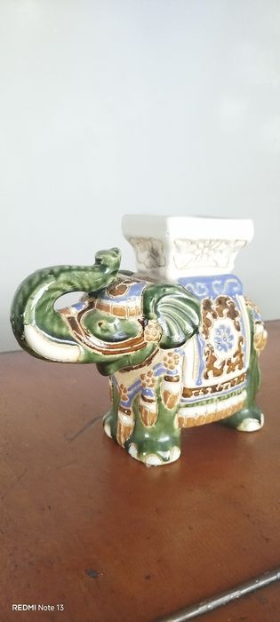 Elefante em cerâmica e queimador
