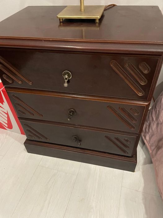 Cama de solteiro + 2 mesas de cabeceira