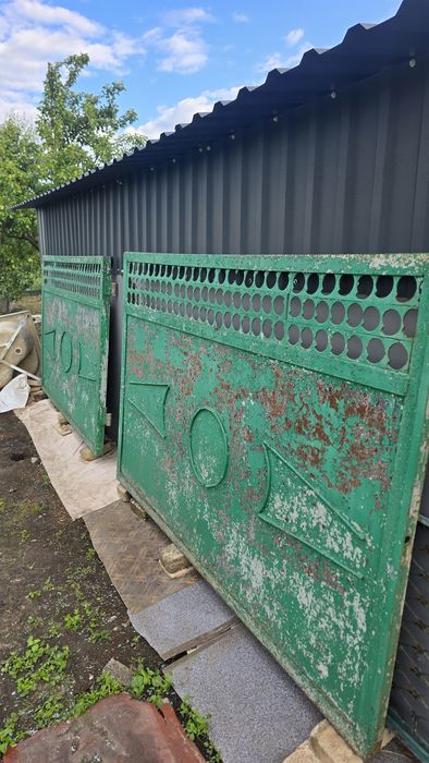 Металеві ворота та дві фірточки