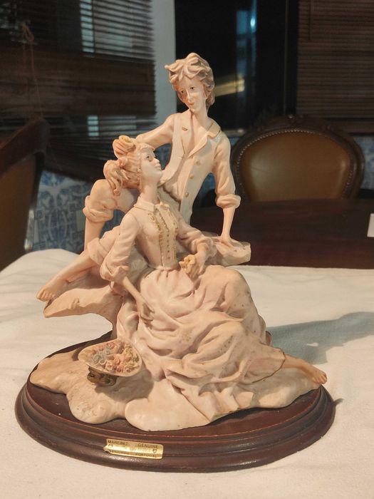 Estatueta em Marfinite Genuina - Cena Romantica