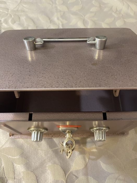 Cofre com chave e codigo