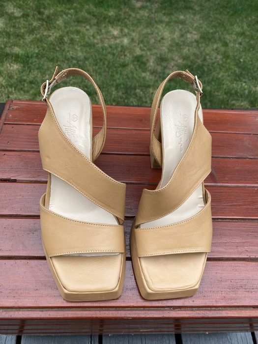 Sandały skórzane beżowe na platformie rozm. 35, obcas 10,5 cm