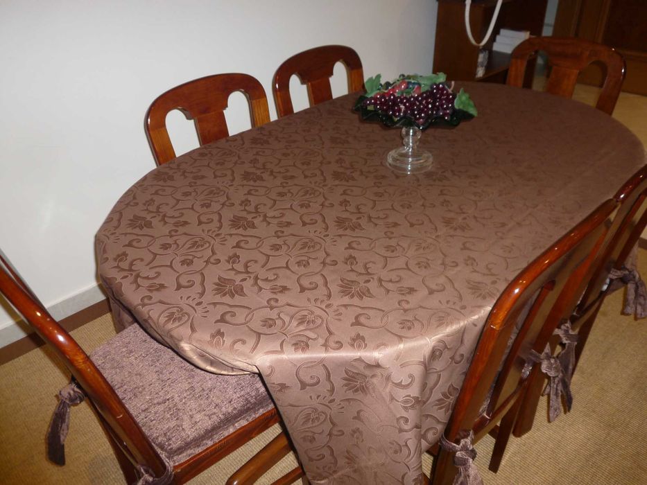 Mobília de Sala composta por Mesa, e Cadeiras e Móvel de TV