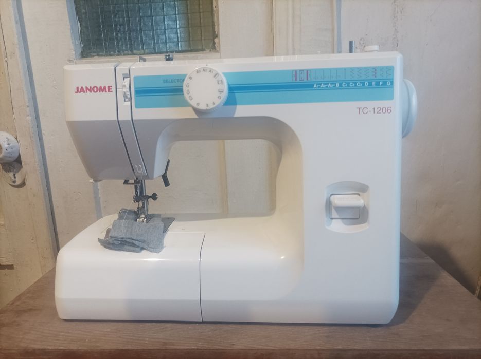 Швейна машина JANOM TC-1206