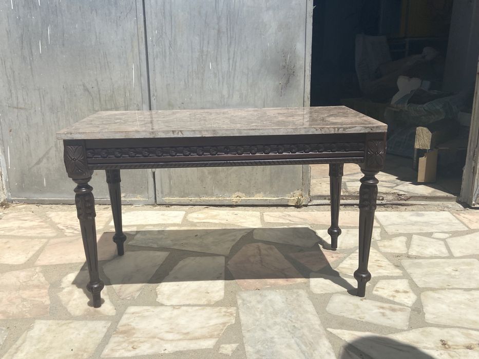 Mesa de centro com tampo de marmore.