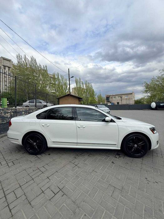 Продам Volkswagen Passat 2014 року SE