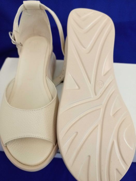 Шкіряні босоніжки