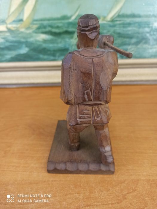 Drewniana figurka rzeźbiona – Tragarz / Drwal z młotem