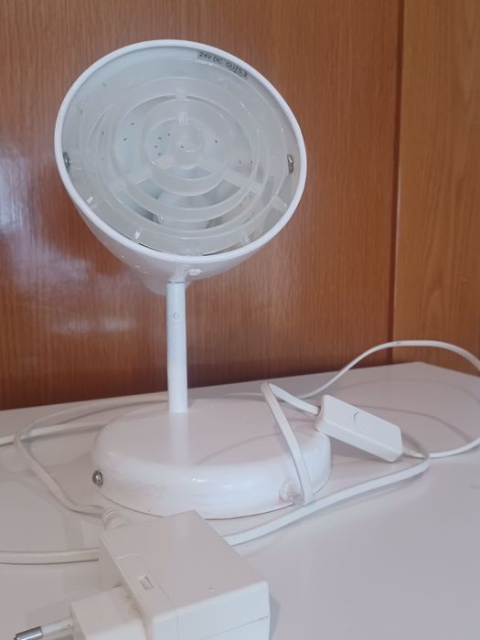 Candeeiro de parede com regulador de intensidade de luz.