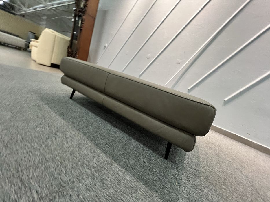 Великий шкіряний пуфік на ніжках