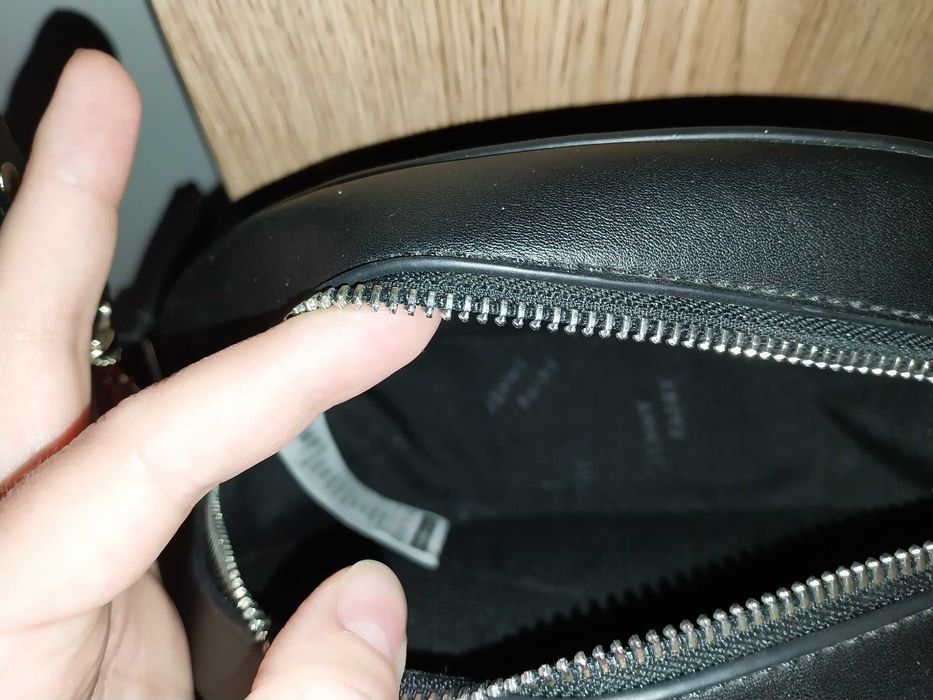 Młodzieżowe torebki, jedna  z ćwiekami