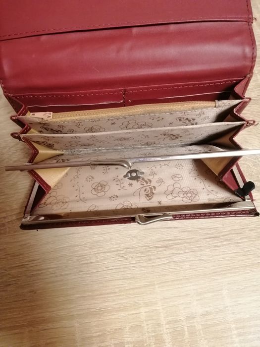 Віддам дуже гарний гаманець для коштів та карток!