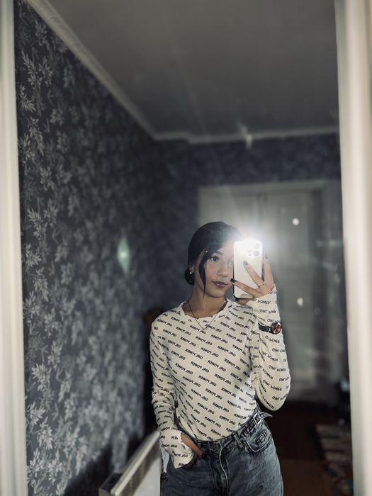 Боді біле з чорними надписами