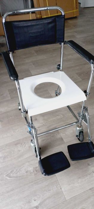 Туалетний стілець на колесах.