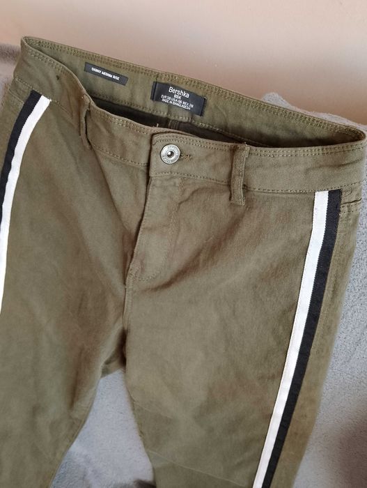 BERSHKA. Spodnie skinny.