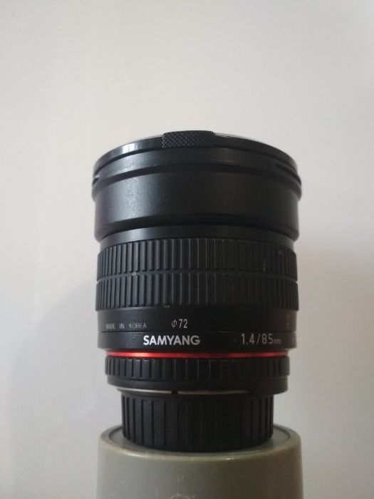 Samyang 85мм f1.4 під Nikon або на Canon, Sony через перехідник.