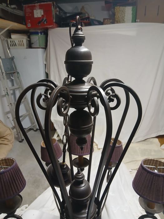 Candeeiro em ferro  com 12 abajour em organza