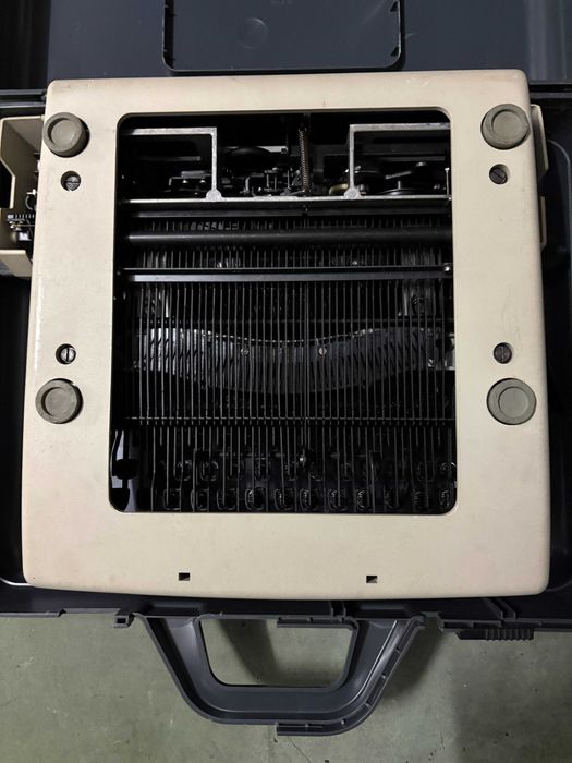 Máquina de escrever ROVER 8000 com mala Transporte