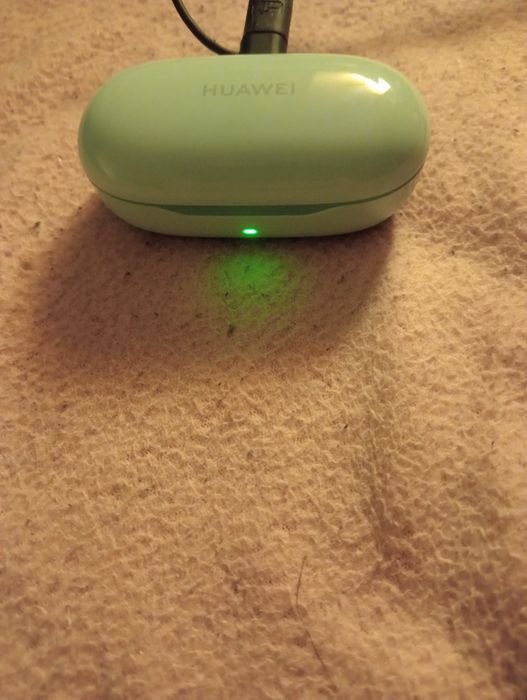 Auriculares Huawei FreeBuds SE 2 na cor azul.