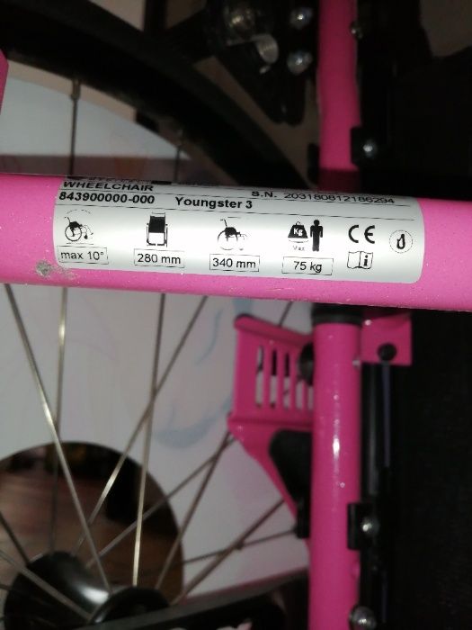 Wózek inwalidzki dla dziewczynki