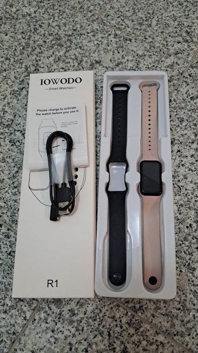 Smartwatch com 2 braceletes - Disponível