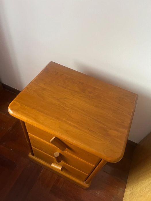 Mesa de cabeceira madeira cerejeira