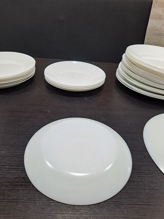 Conjunto de Pratos Brancos
