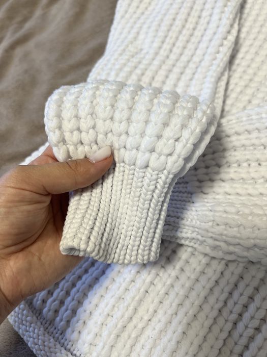 Білий вʼязаний светр