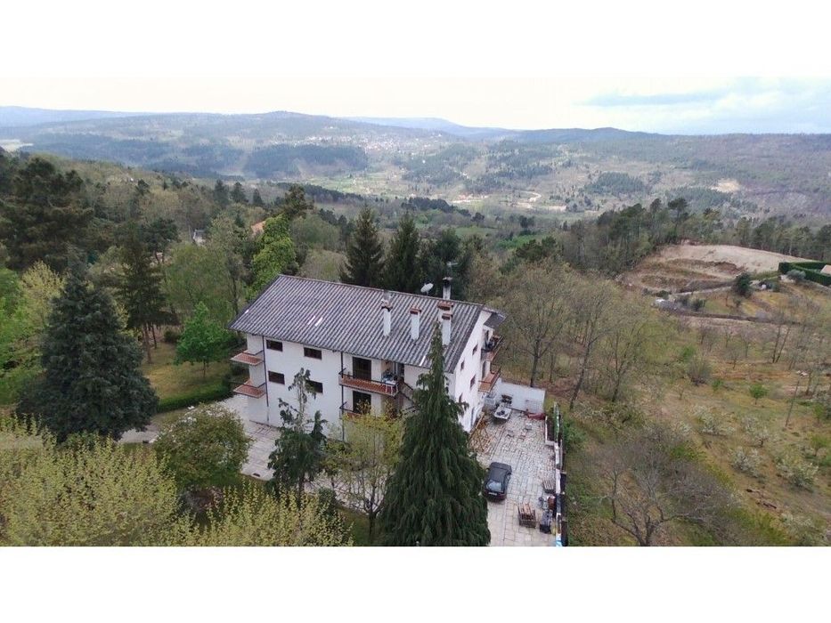 Moradia em Sernancelhe para investimento, com vistas sobre o campo