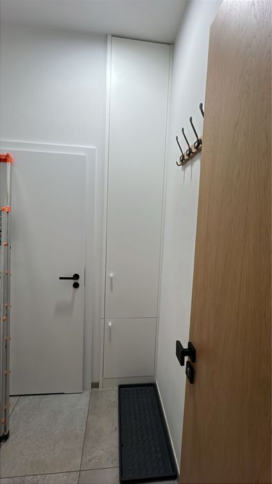 2x Biala waska szafa na ubrania z kliniki stomatologicznej